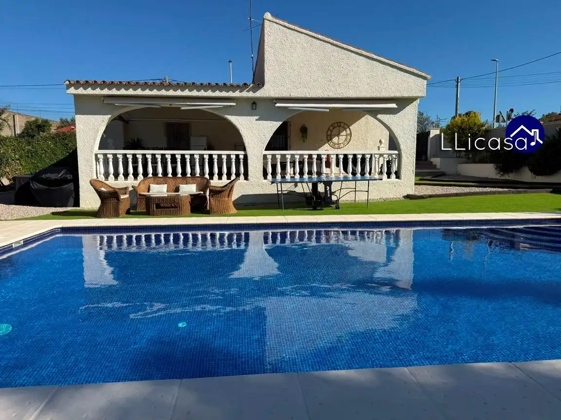 Xalet amb piscina en venda a Urbanizaciones