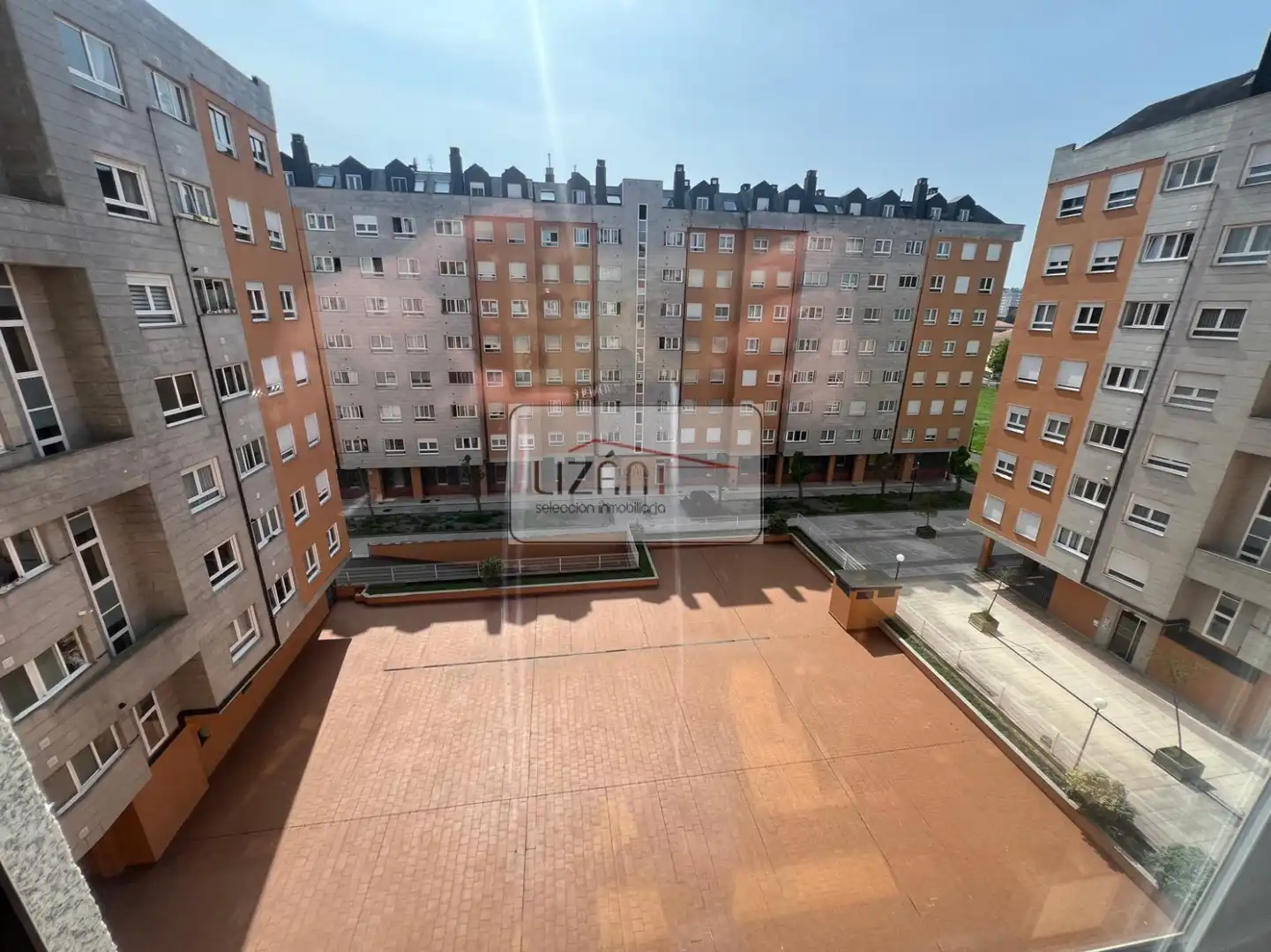 Aparcament de Pis en venda en Oviedo  amb Calefacció i Parquet