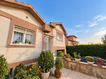 House with pool for sale in Serranillos del Valle