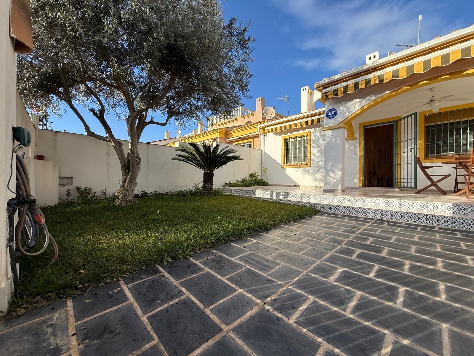 Jardí de Casa adosada en venda en Pilar de la Horadada amb Aire condicionat, Jardí privat i Terrassa