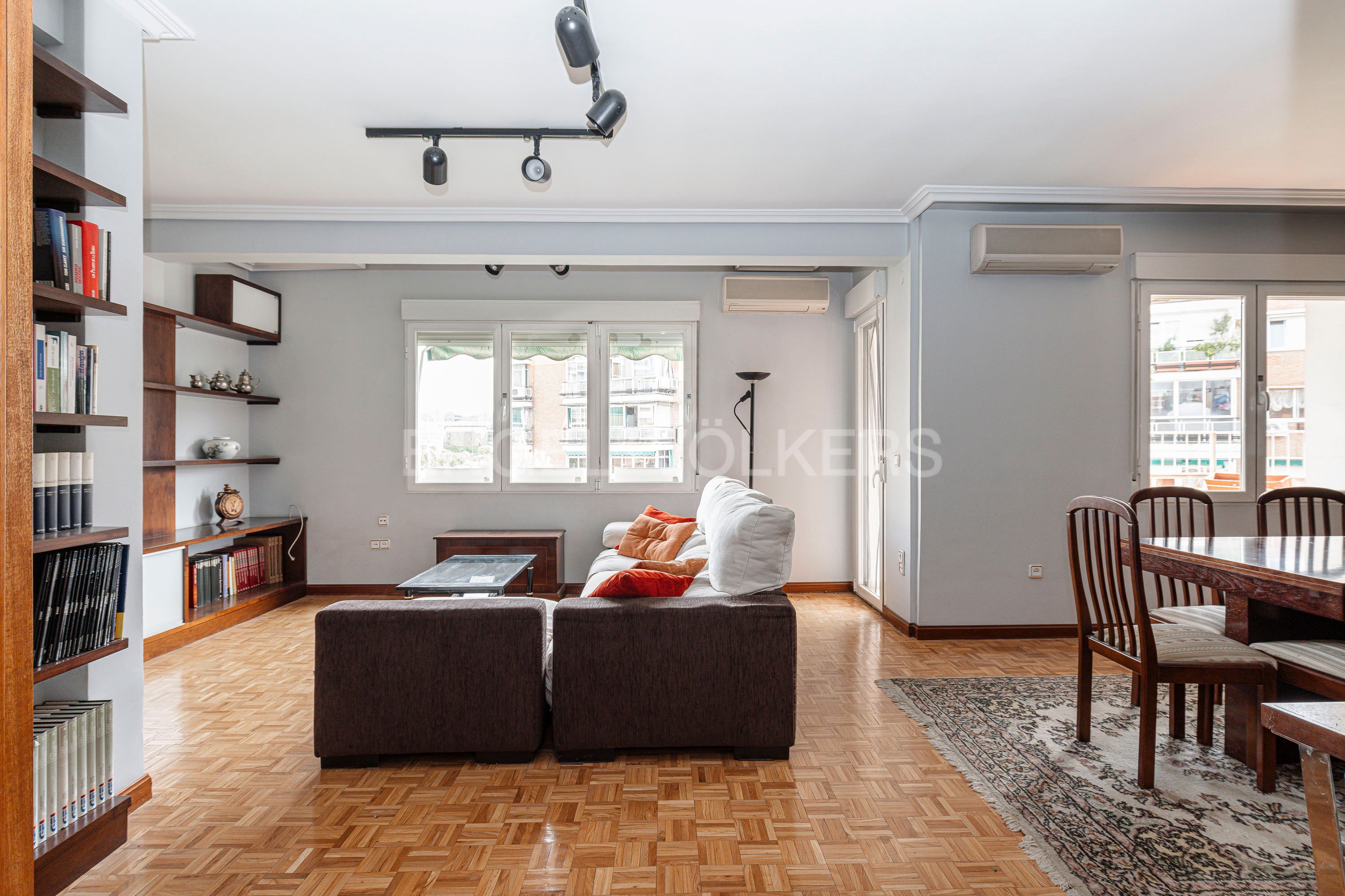 Sala d'estar de Apartament en venda en  Madrid Capital amb Aire condicionat, Calefacció i Terrassa