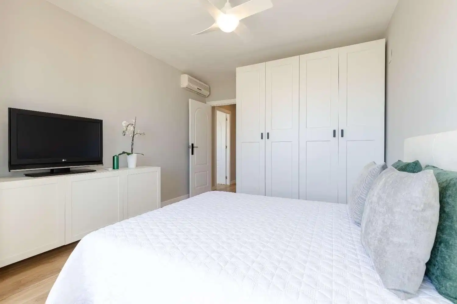 Habitación de Casa adosada en venta en Orihuela con Aire acondicionado, Calefacción y Jardín privado
