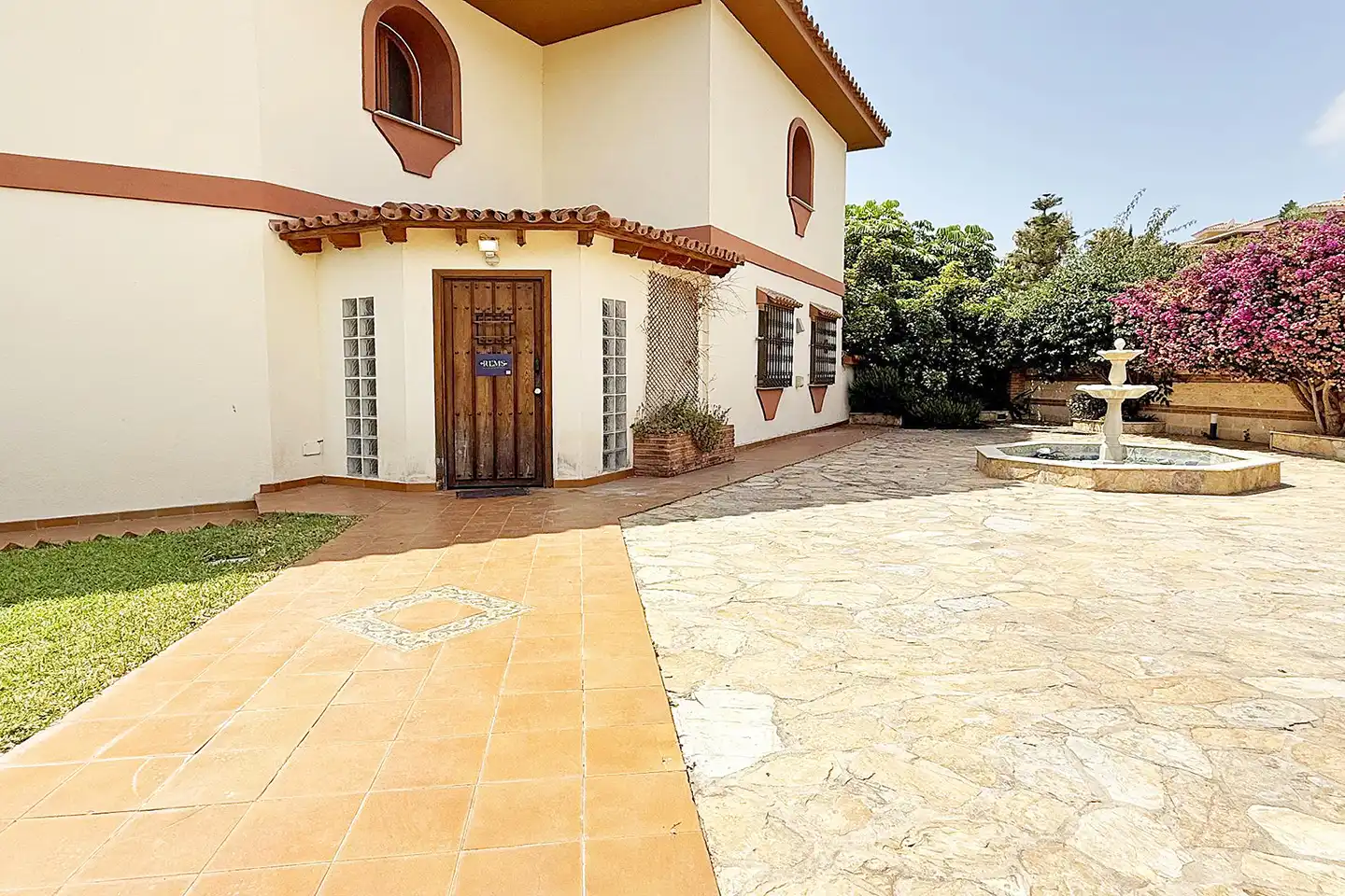 Vista exterior de Casa o xalet en venda en Benalmádena amb Aire condicionat, Jardí privat i Terrassa