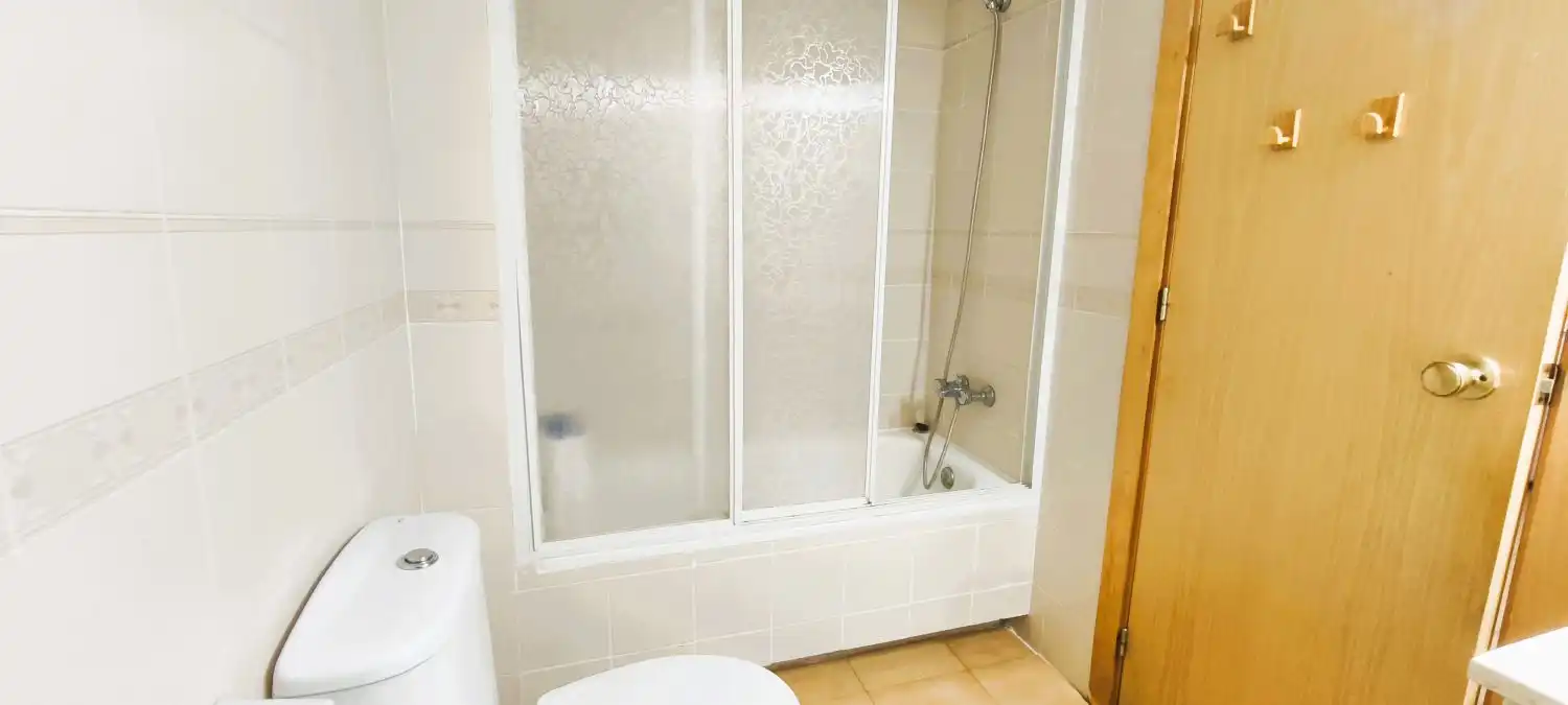 Badezimmer von Wohnungen zum Verkauf in Salou mit Heizung, Terrasse und Möbliert