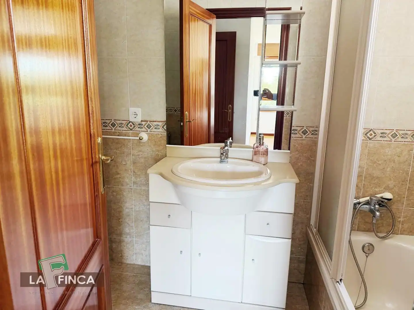 Bathroom of Flat for rent in Oviedo   with Heating, Parquet flooring and Terrace