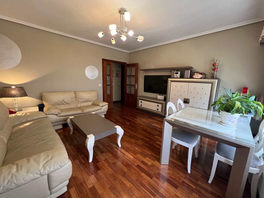 Sala de estar de Piso en venta en Vitoria - Gasteiz con Calefacción, Jardín privado y Trastero