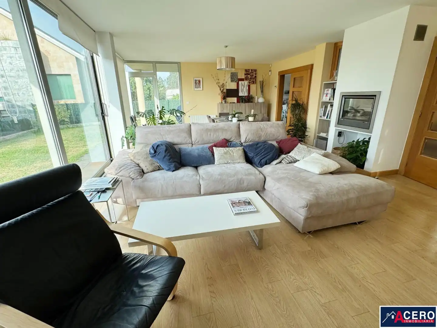 Sala d'estar de Casa o xalet en venda en Santa Cruz de Bezana amb Jardí privat i Piscina comunitària