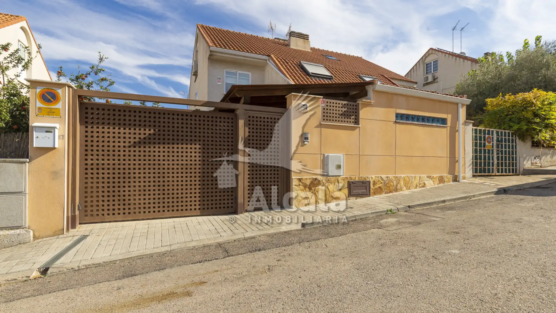 Vista exterior de Casa o xalet en venda en Loeches amb Calefacció, Jardí privat i Traster