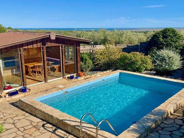 Chalet con piscina en venta en Camarles