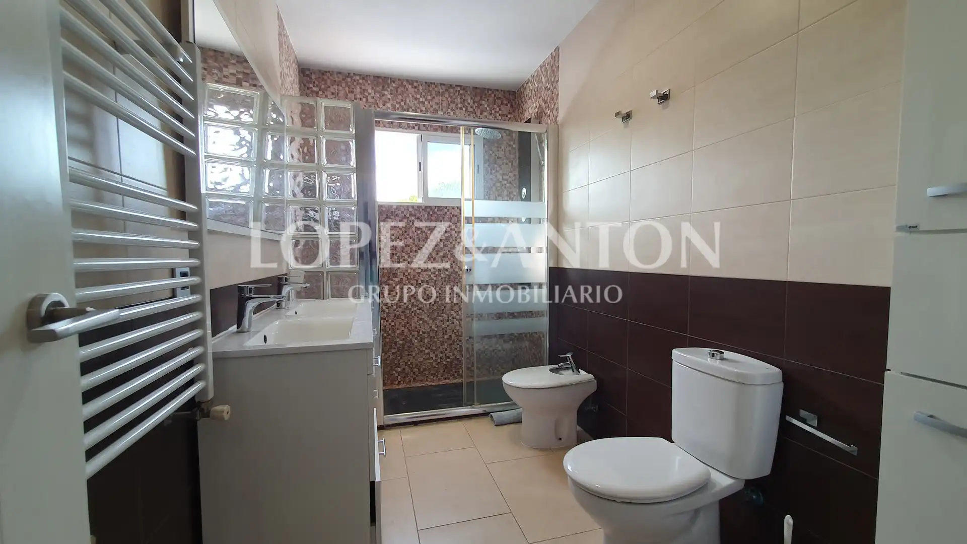 Bathroom of Houses for sale in L'Eliana  with Air Conditioner, Heating and Private garden