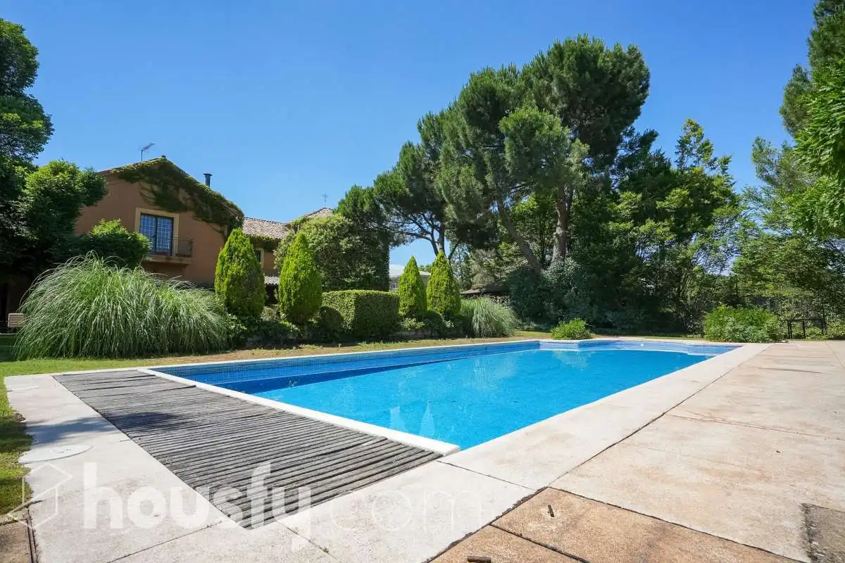 Swimming pool of Houses for sale in Pozuelo de Alarcón  with Air Conditioner, Heating and Private garden