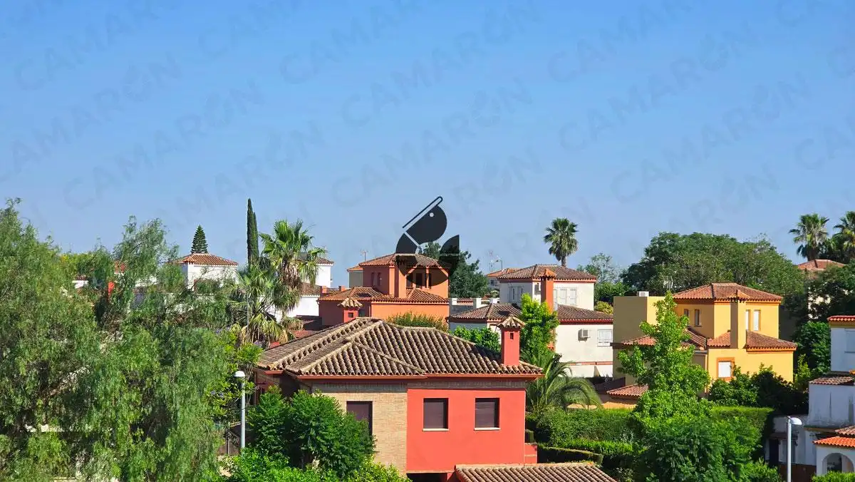 Vista exterior de Casa adosada en venta en Mairena del Aljarafe con Aire acondicionado, Jardín privado y Trastero