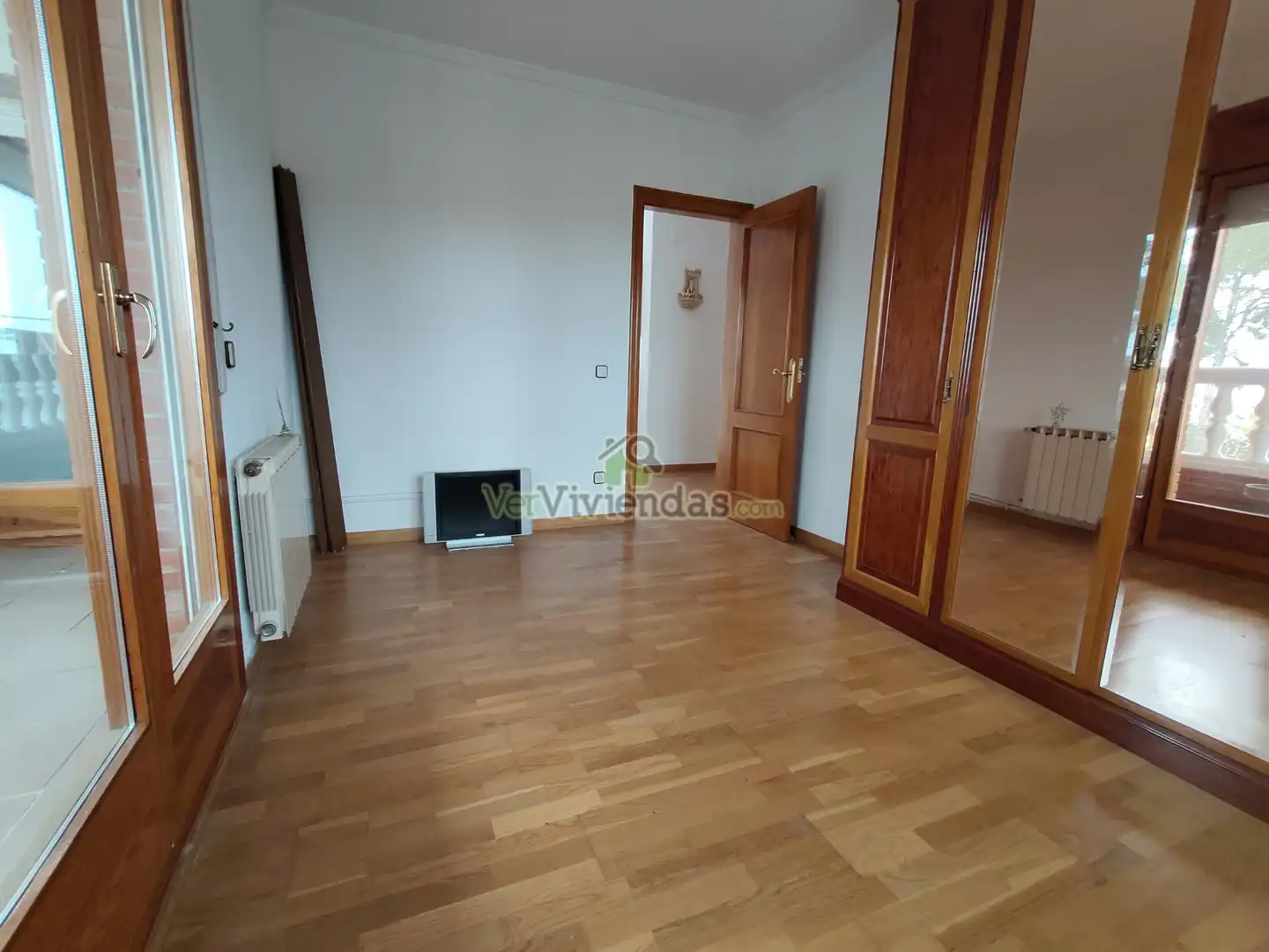 Dormitori de Casa o xalet en venda en Cerdanyola del Vallès amb Calefacció, Jardí privat i Parquet