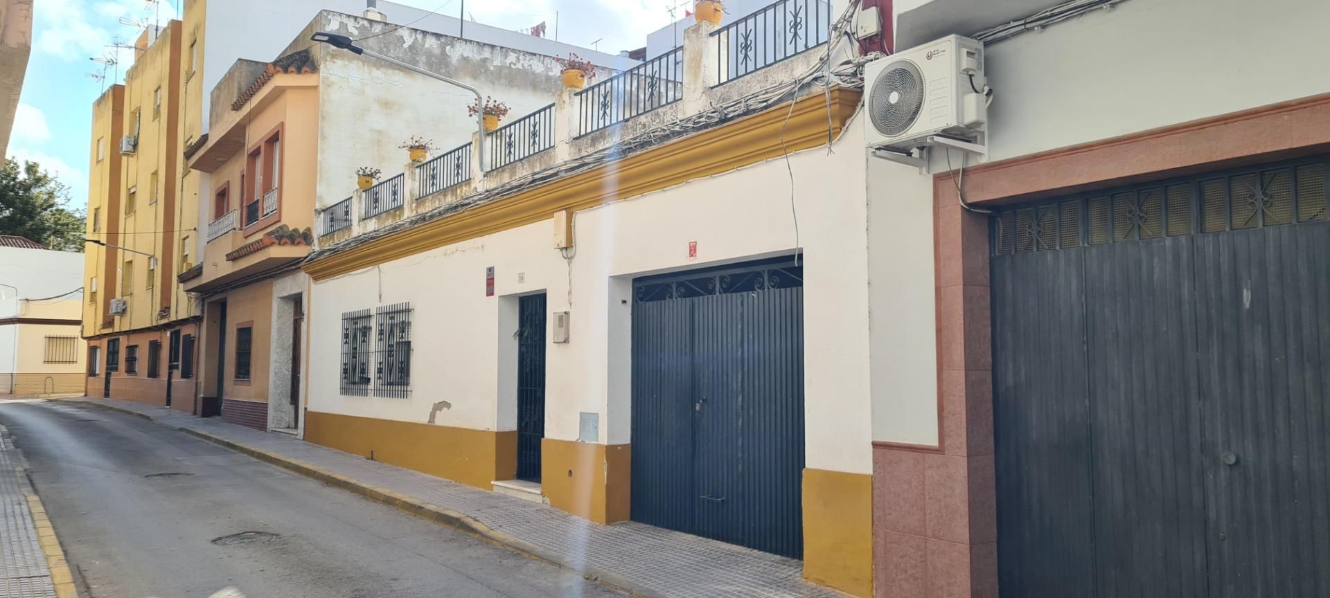 Exterior view of Single-family semi-detached for sale in Chiclana de la Frontera  with Storage room and Alarm