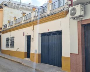 Vista exterior de Casa adosada en venda en Chiclana de la Frontera amb Traster i Alarma