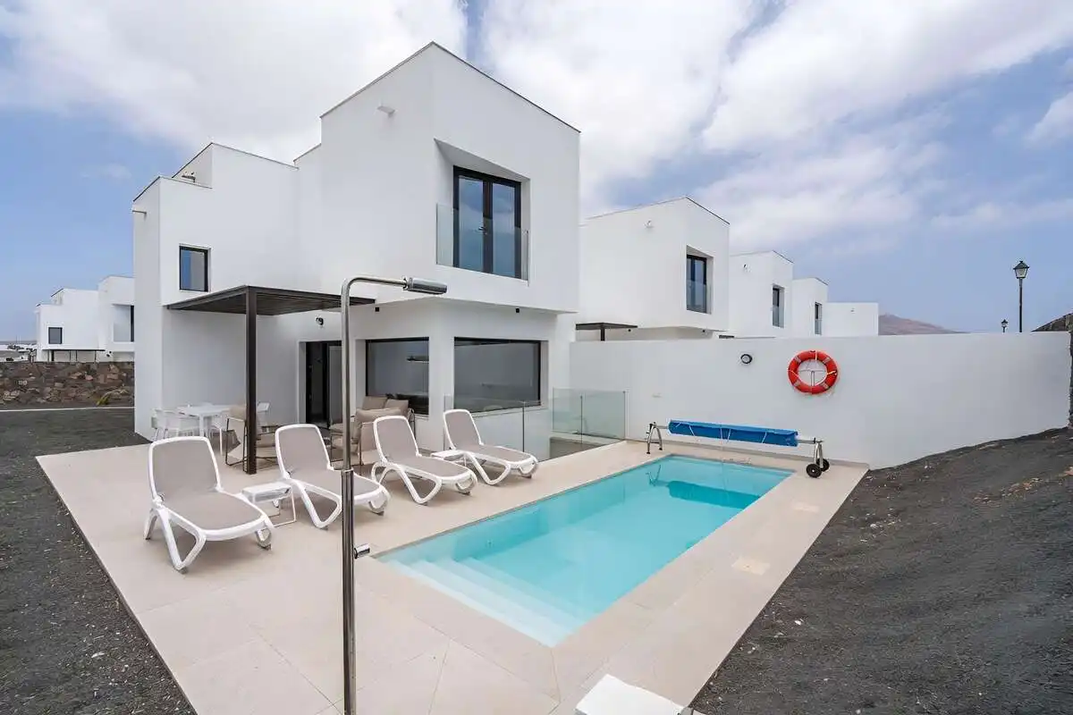 Villa avec piscine à vendre à Petunia 1