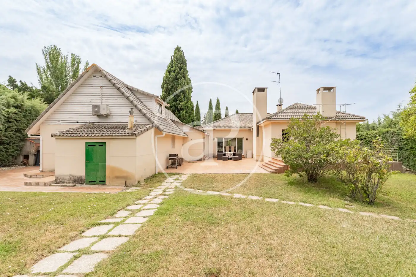 Vista exterior de Casa o xalet en venda en Boadilla del Monte amb Calefacció, Jardí privat i Traster