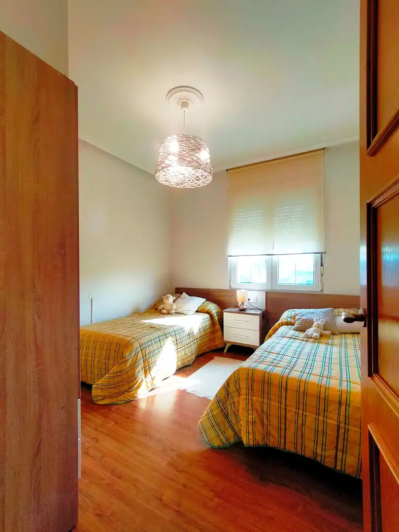 Schlafzimmer von Dachboden zum Verkauf in Pravia mit Heizung, Terrasse und Möbliert