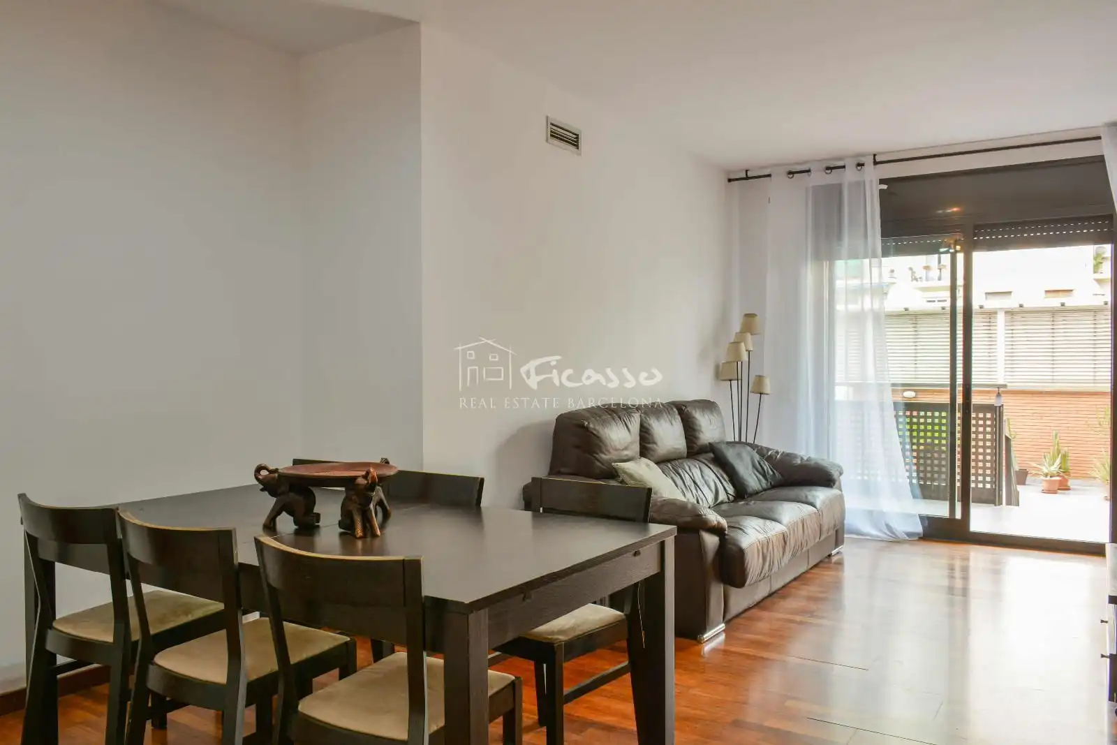 Sala d'estar de Pis en venda en Barcelona amb Aire condicionat, Calefacció i Parquet