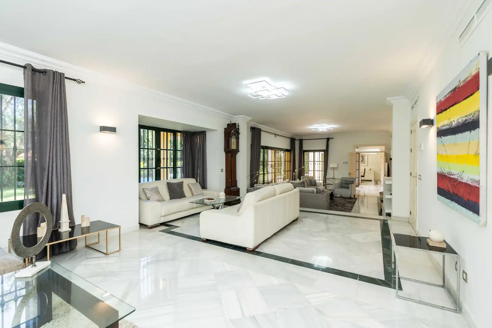 Sala d'estar de Casa o xalet en venda en Marbella amb Aire condicionat, Jardí privat i Terrassa