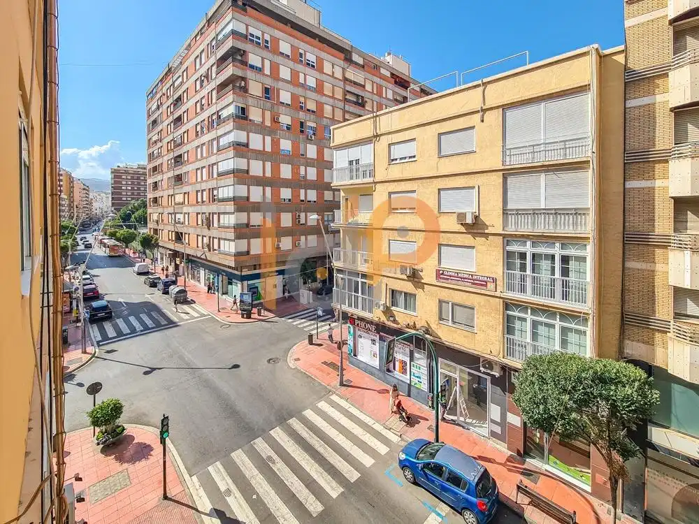 Vista exterior de Pis en venda en Almería amb Balcó