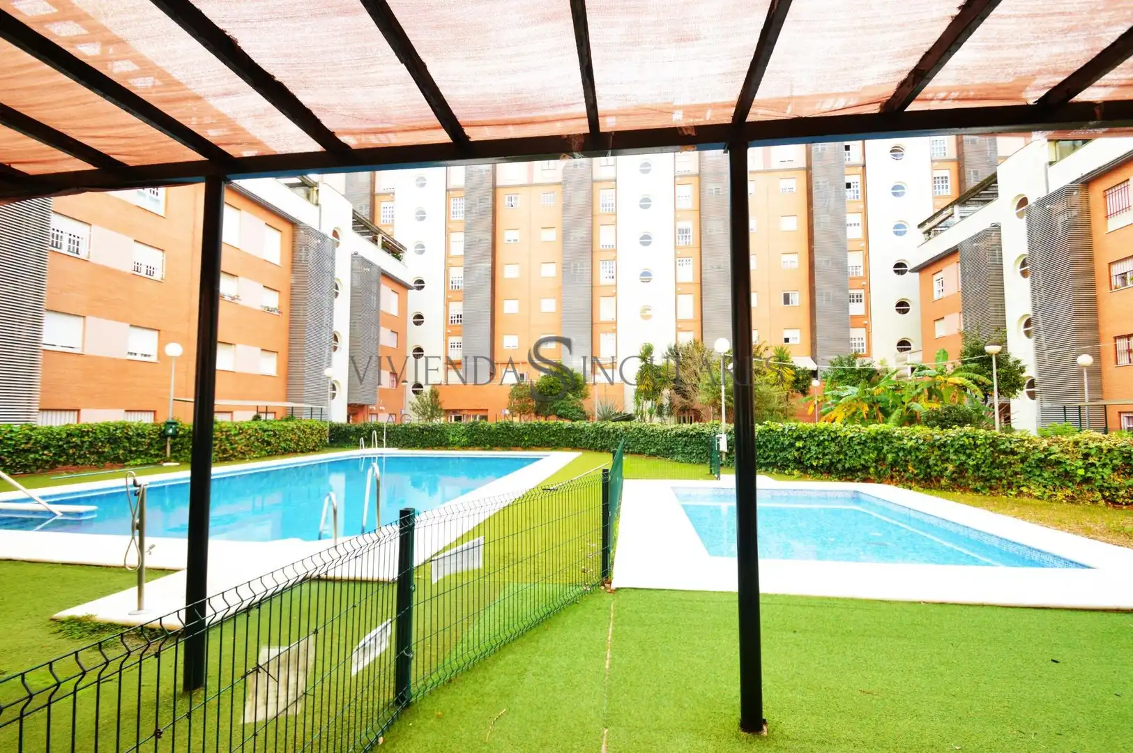Piscina de Pis en venda en Sevilla amb Aire condicionat, Calefacció i Jardí privat