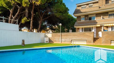Foto 2 de Casa adosada en venta en Carrer 19, La Pineda, Castelldefels
