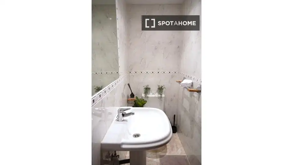 Bathroom of Flat for rent in Madrid  with Air Conditioner, Heating and Furnished