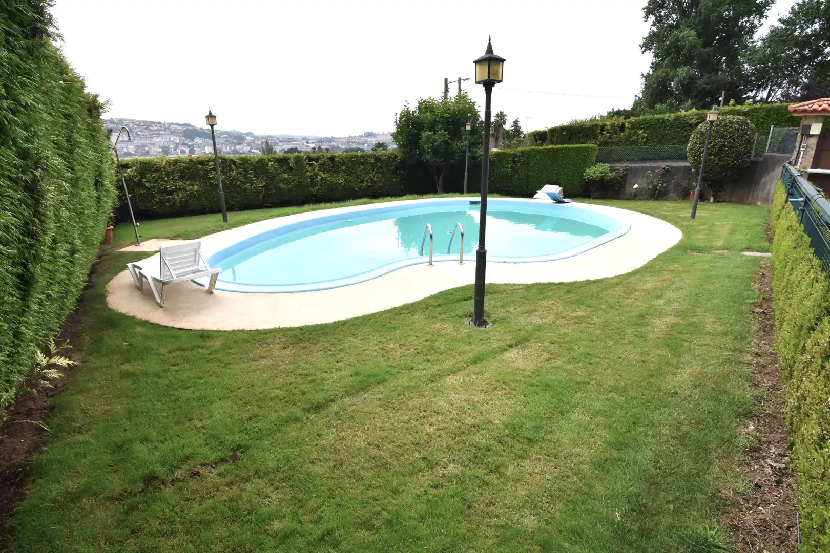 Piscina de Casa o chalet en venta en Oleiros con Calefacción, Jardín privado y Parquet