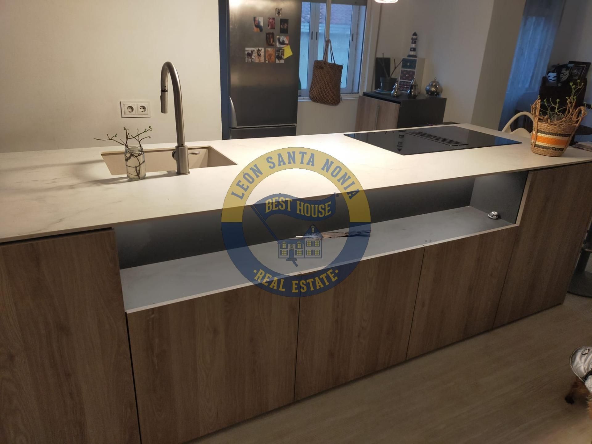 Cuina de Àtic en venda en León Capital  amb Aire condicionat, Calefacció i Parquet