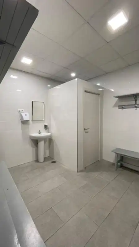 Bany de Local en venda en Parla amb Aire condicionat i Calefacció