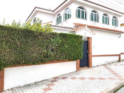 Vista exterior de Casa o xalet en venda en Alhaurín de la Torre amb Terrassa i Piscina