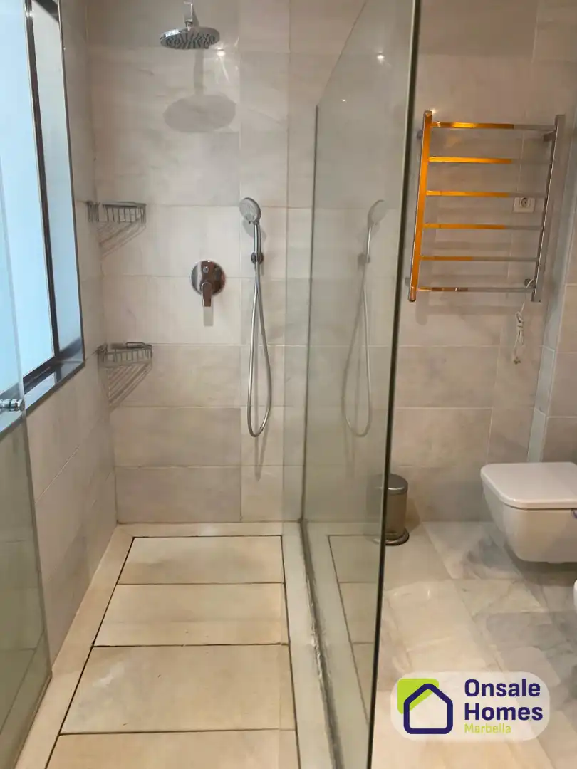 Badezimmer von Wohnung zum Verkauf in Marbella mit Klimaanlage, Terrasse und Abstellraum