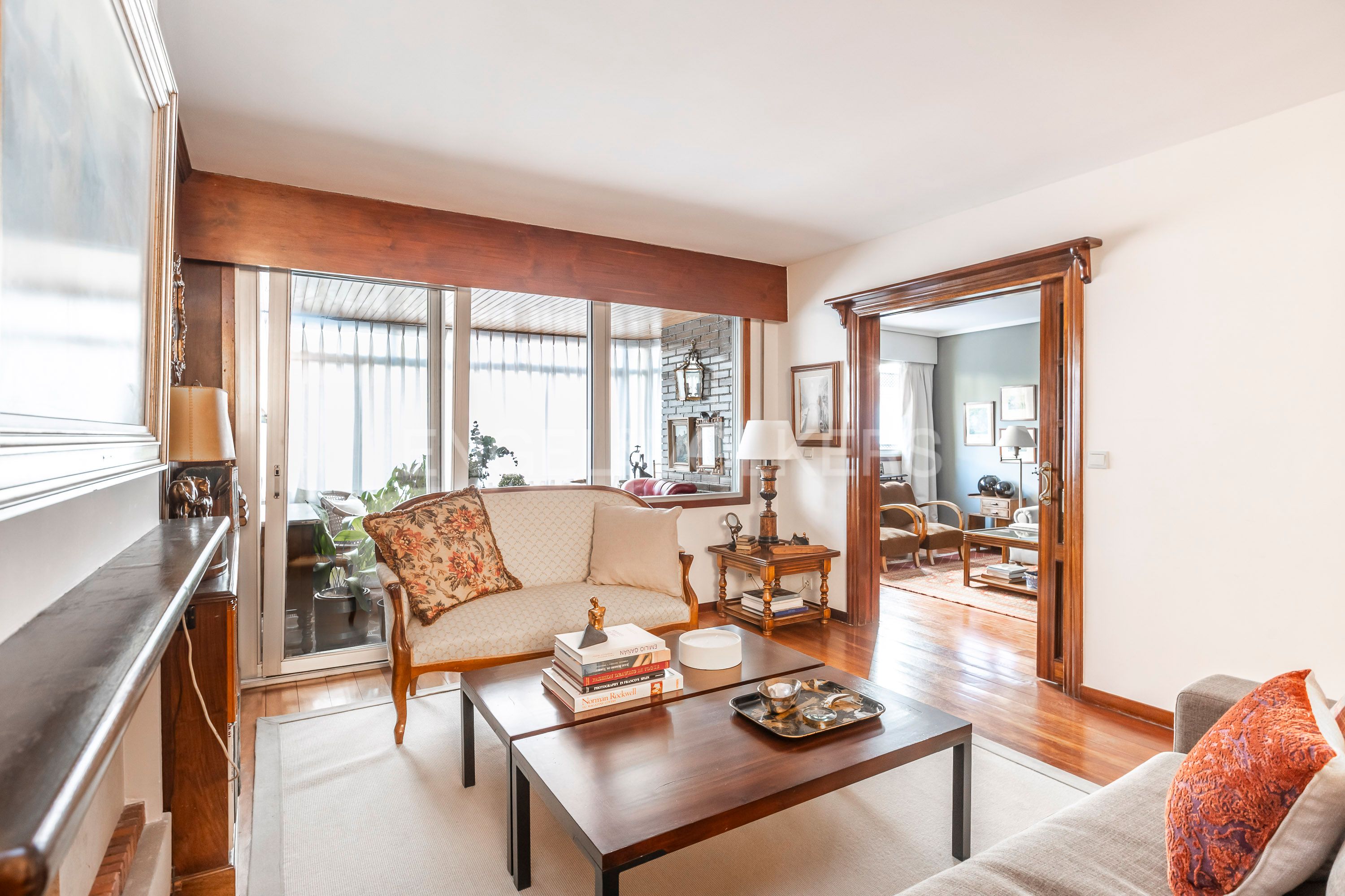 Sala d'estar de Apartament en venda en  Madrid Capital amb Calefacció, Jardí privat i Terrassa