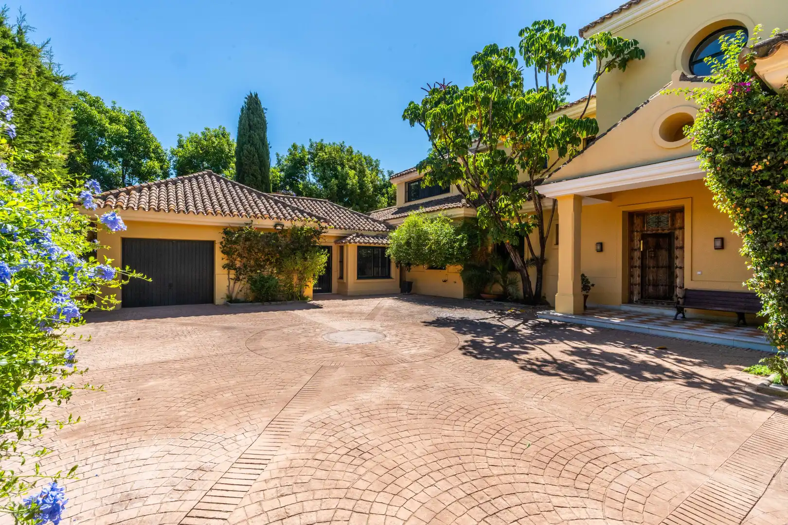 Vista exterior de Casa o xalet en venda en Marbella amb Aire condicionat, Jardí privat i Terrassa