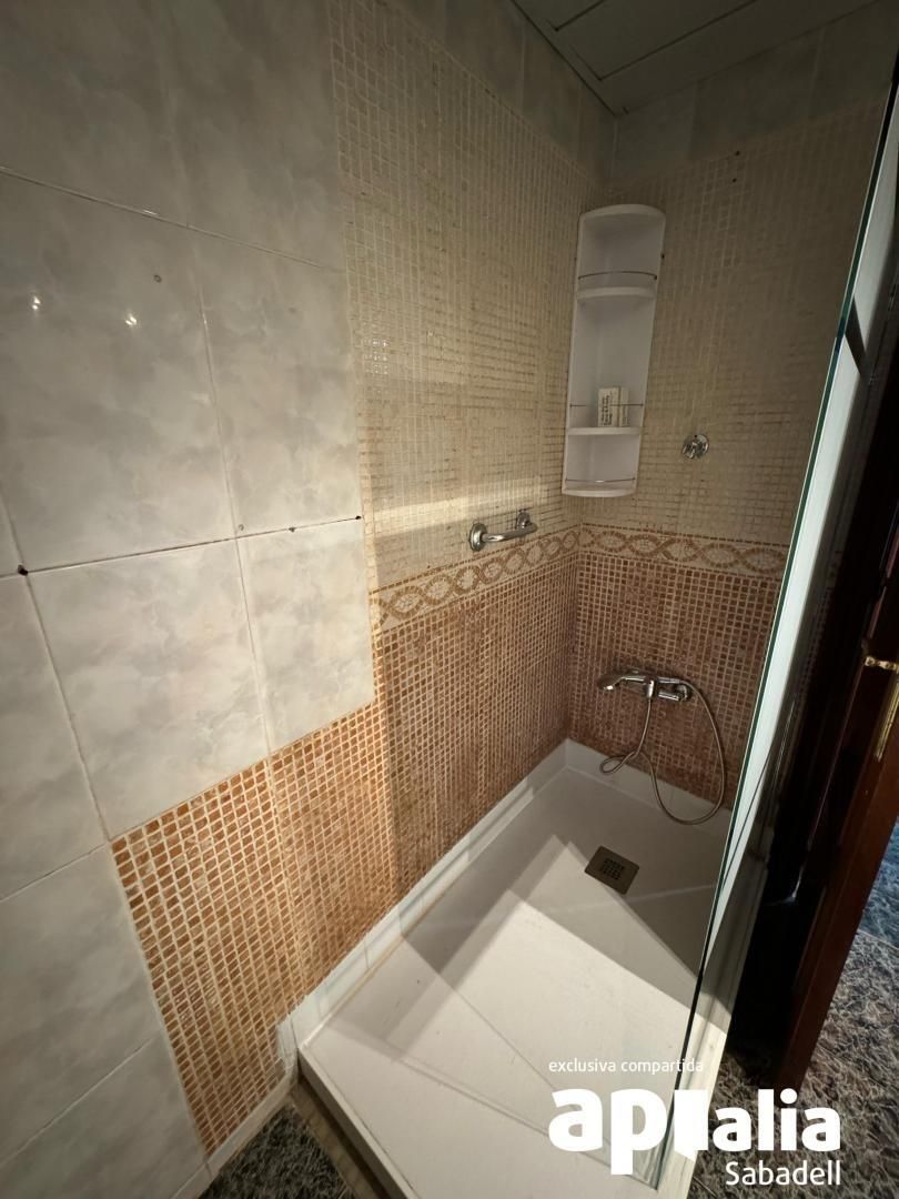 Bathroom of Flat for sale in Sabadell  with Air Conditioner, Heating and Alarm