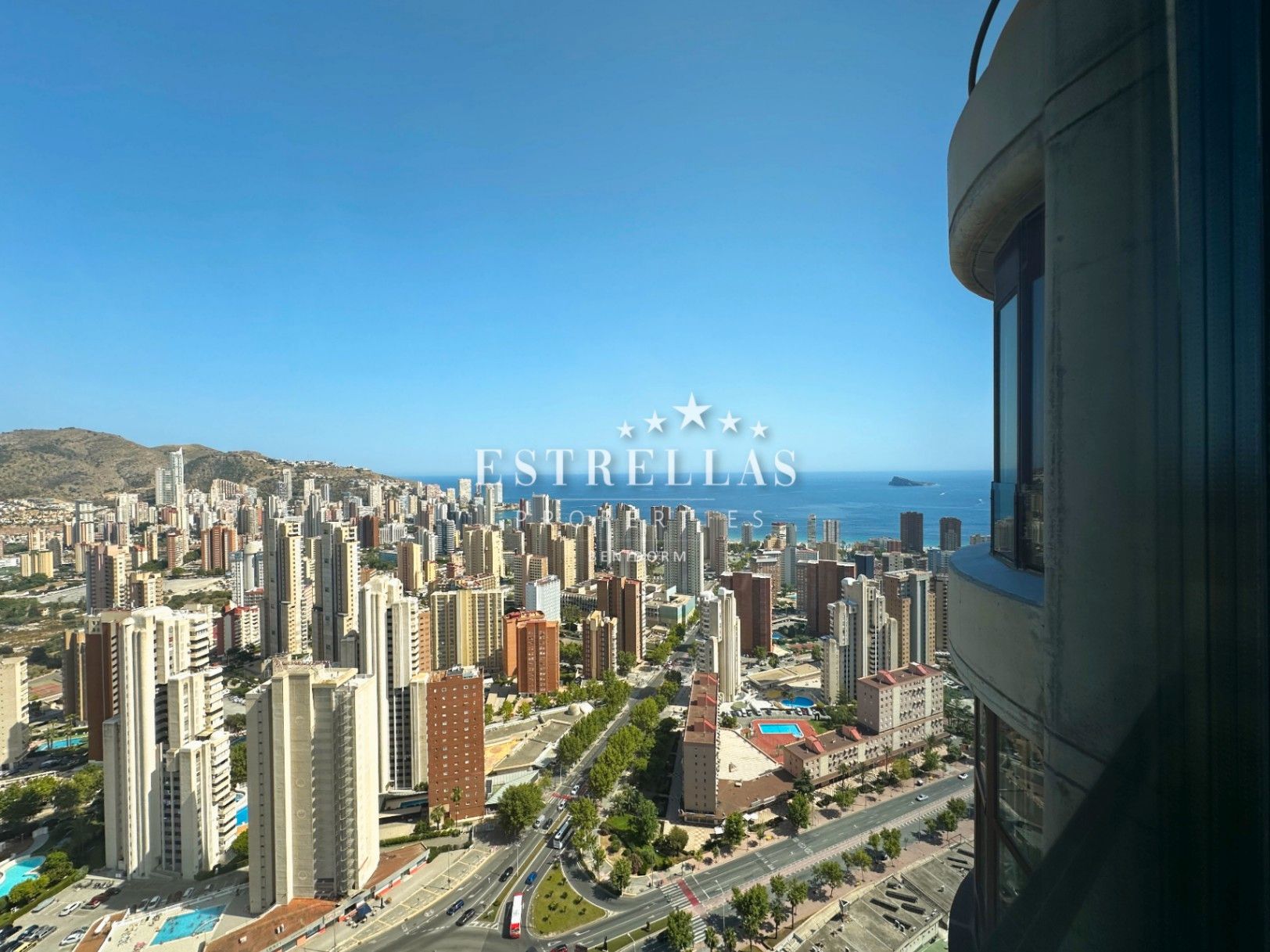 Vista exterior de Àtic en venda en Benidorm amb Aire condicionat, Calefacció i Jardí privat