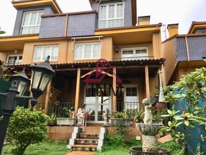 Vista exterior de Casa o xalet en venda en Avilés amb Calefacció, Jardí privat i Parquet