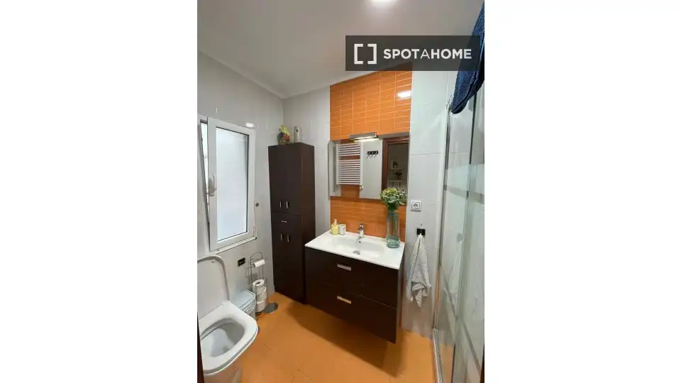Baño de Piso para compartir en Santander con Aire acondicionado, Calefacción y Terraza