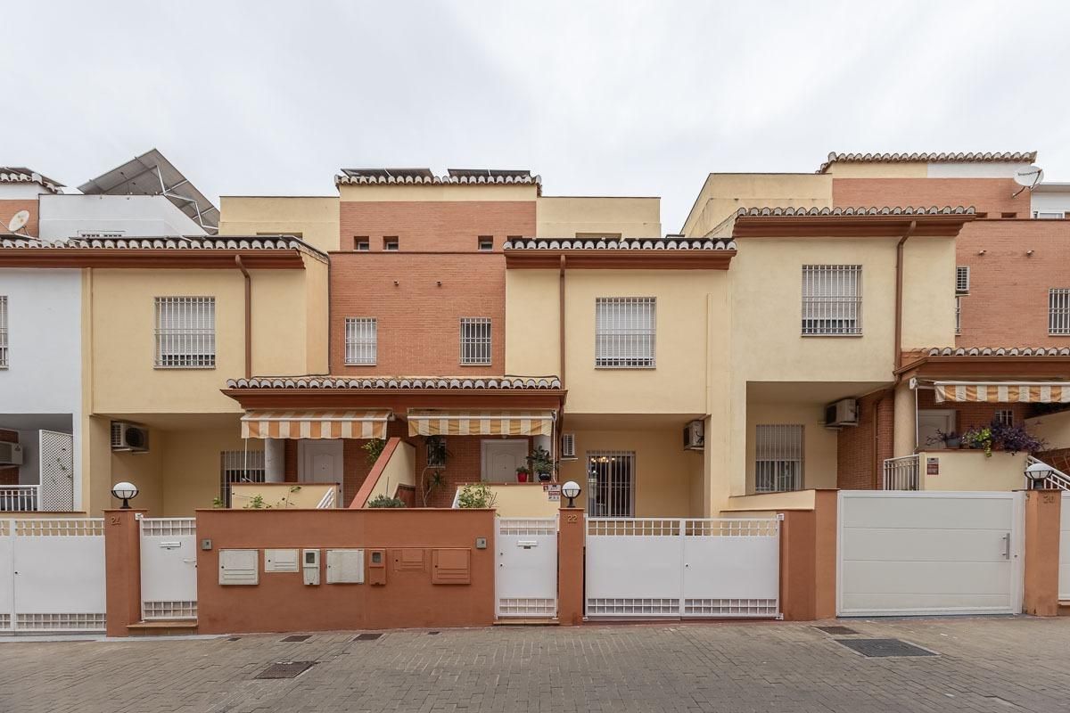 Vista exterior de Casa adosada en venta en  Granada Capital con Aire acondicionado, Calefacción y Terraza