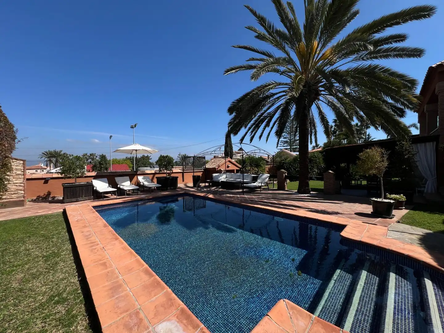 Piscina de Casa o xalet en venda en Alhaurín de la Torre amb Aire condicionat, Jardí privat i Terrassa