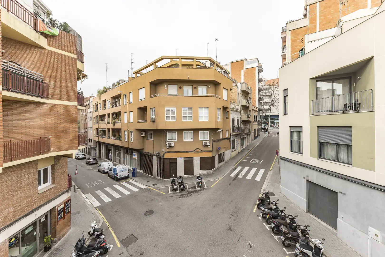 Vista exterior de Casa adosada en venta en Barcelona con Calefacción