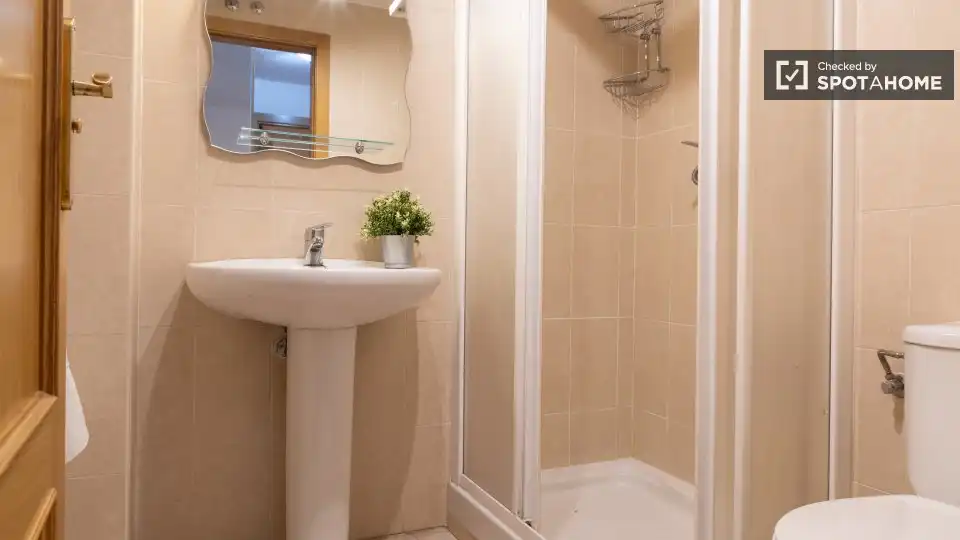Baño de Piso para compartir en Madrid con Aire acondicionado, Calefacción y Amueblado