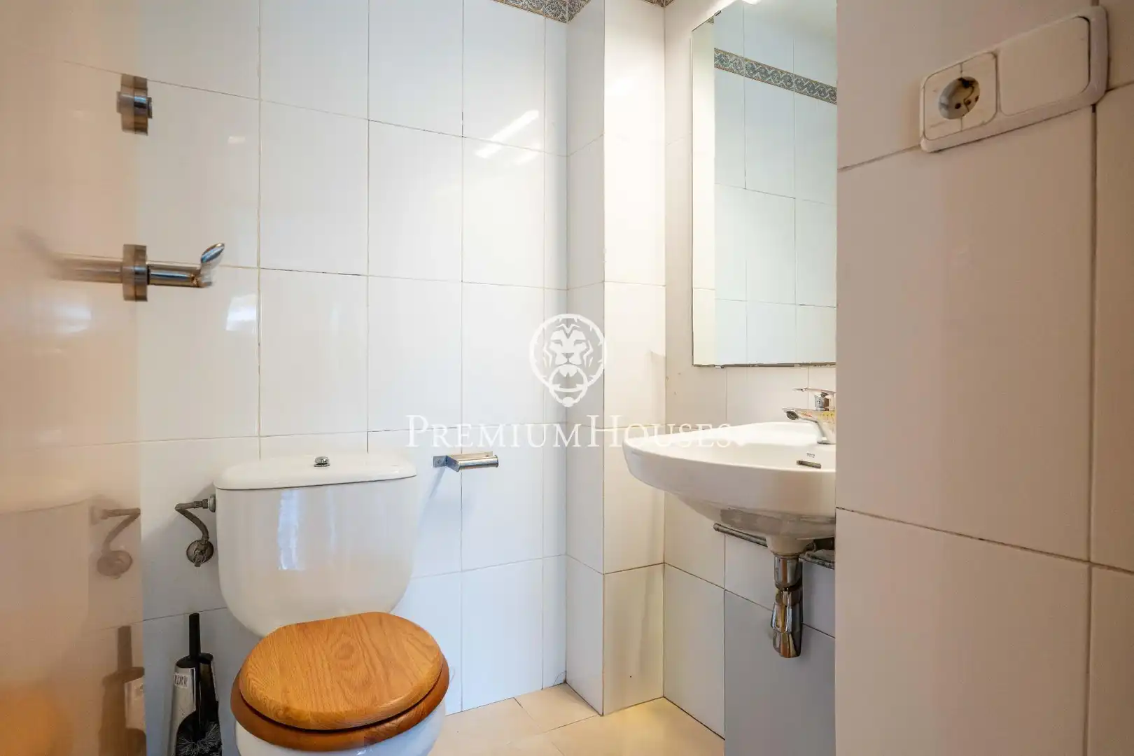 Bathroom of Ground floor for sale in Castelldefels  with Heating, Terrace and Storage room