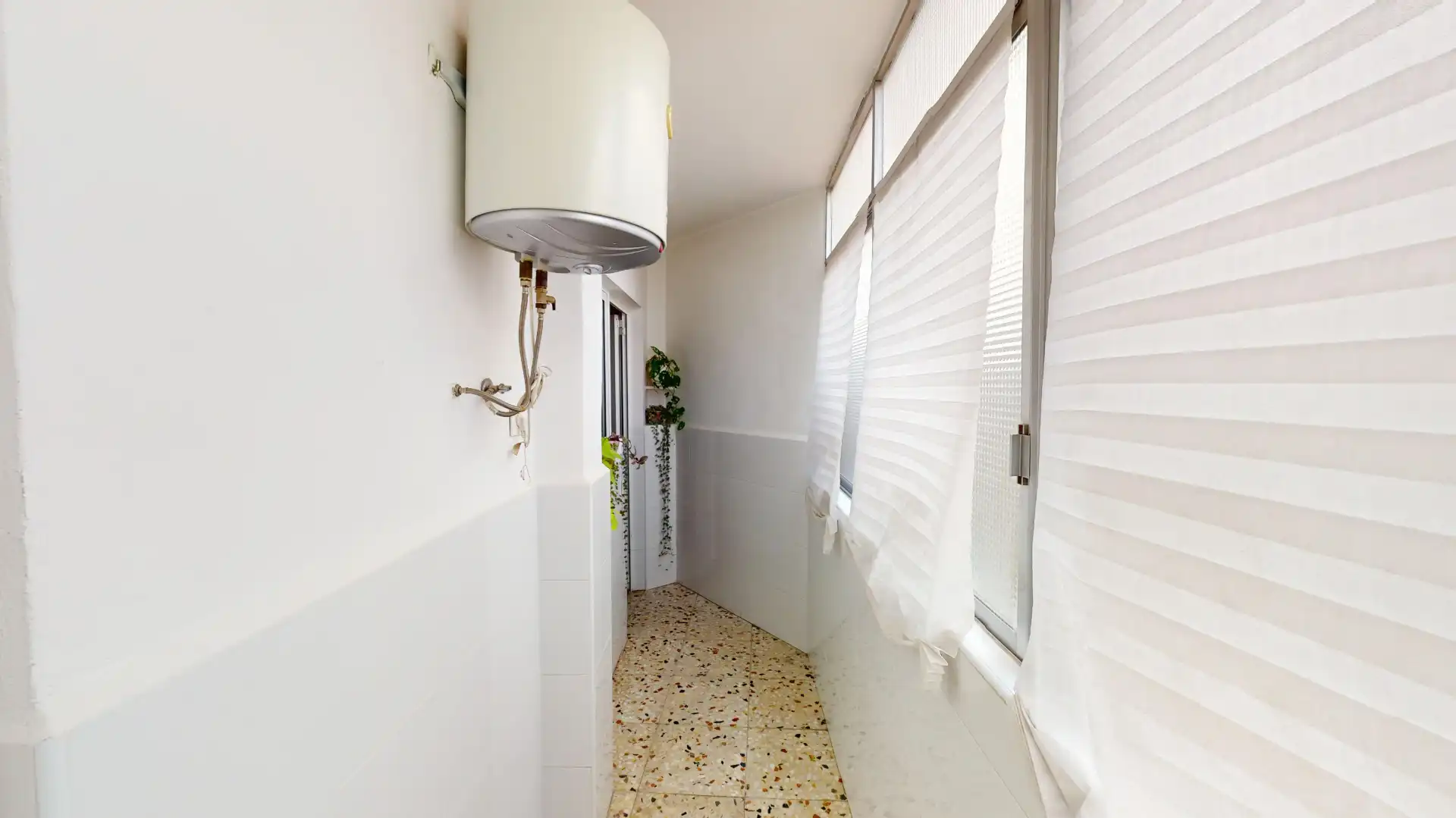Baño de Piso en venta en Elche / Elx con Aire acondicionado, Amueblado y Balcón