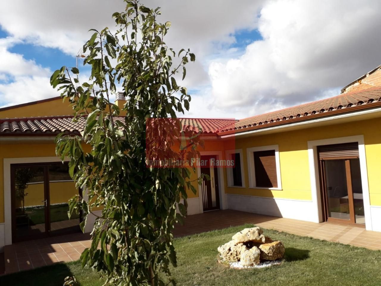 Exterior view of House or chalet for sale in Villamandos  with Private garden, Terrace and Furnished