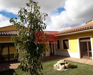 Exterior view of House or chalet for sale in Villamandos  with Private garden, Terrace and Furnished