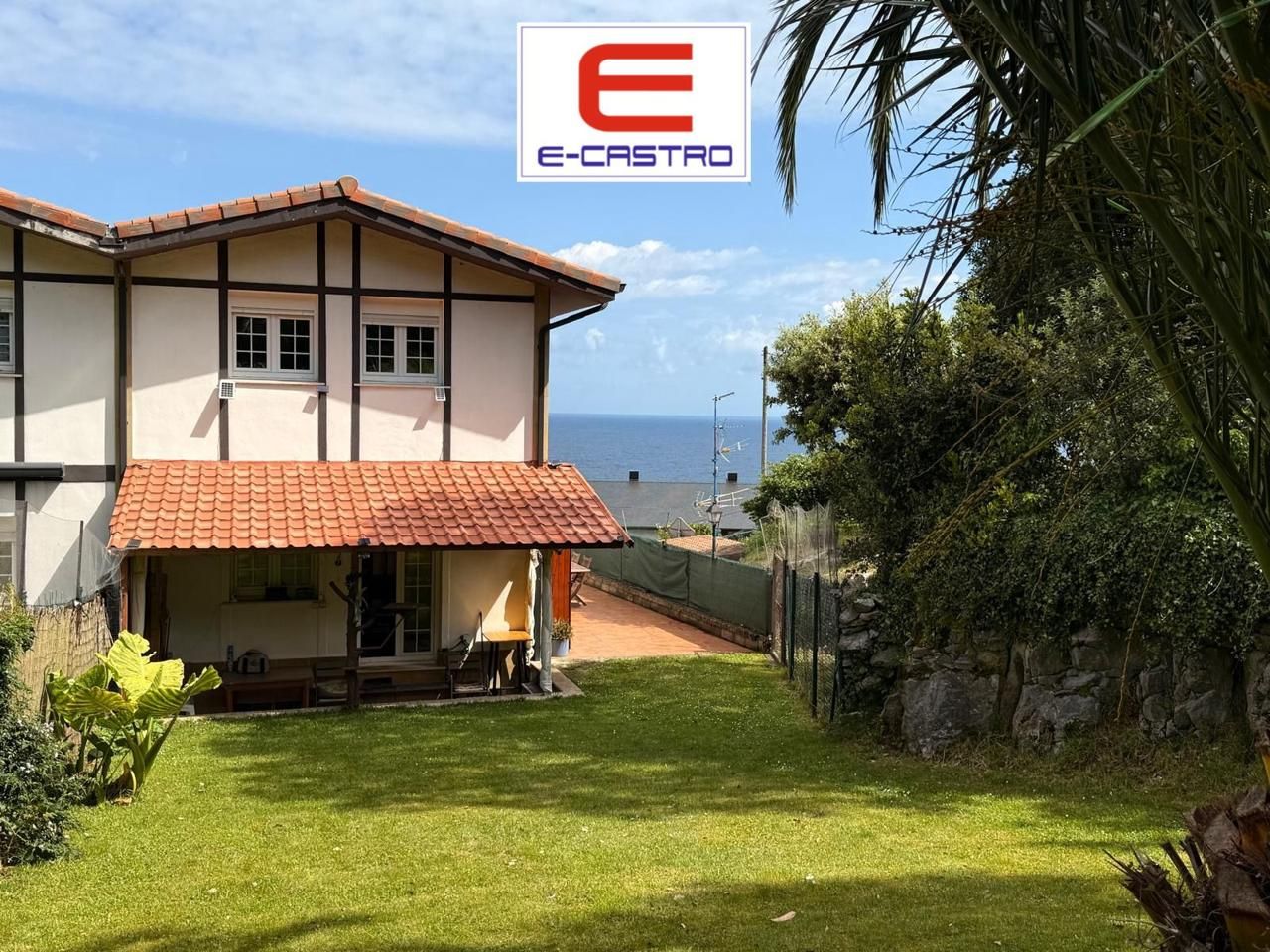 Vista exterior de Casa adosada en venda en Castro-Urdiales amb Calefacció, Jardí privat i Parquet