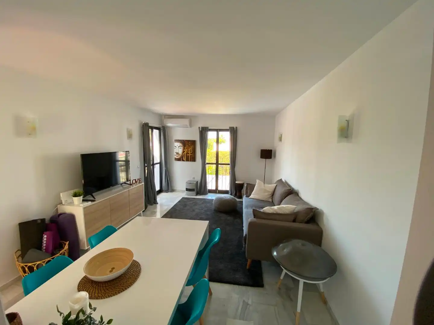 Wohnzimmer von Wohnungen zur Miete in Estepona mit Klimaanlage, Heizung und Privatgarten