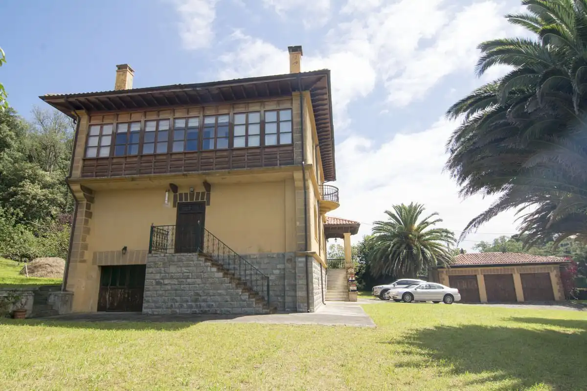 Vista exterior de Casa o xalet en venda en Llanes amb Calefacció, Jardí privat i Traster